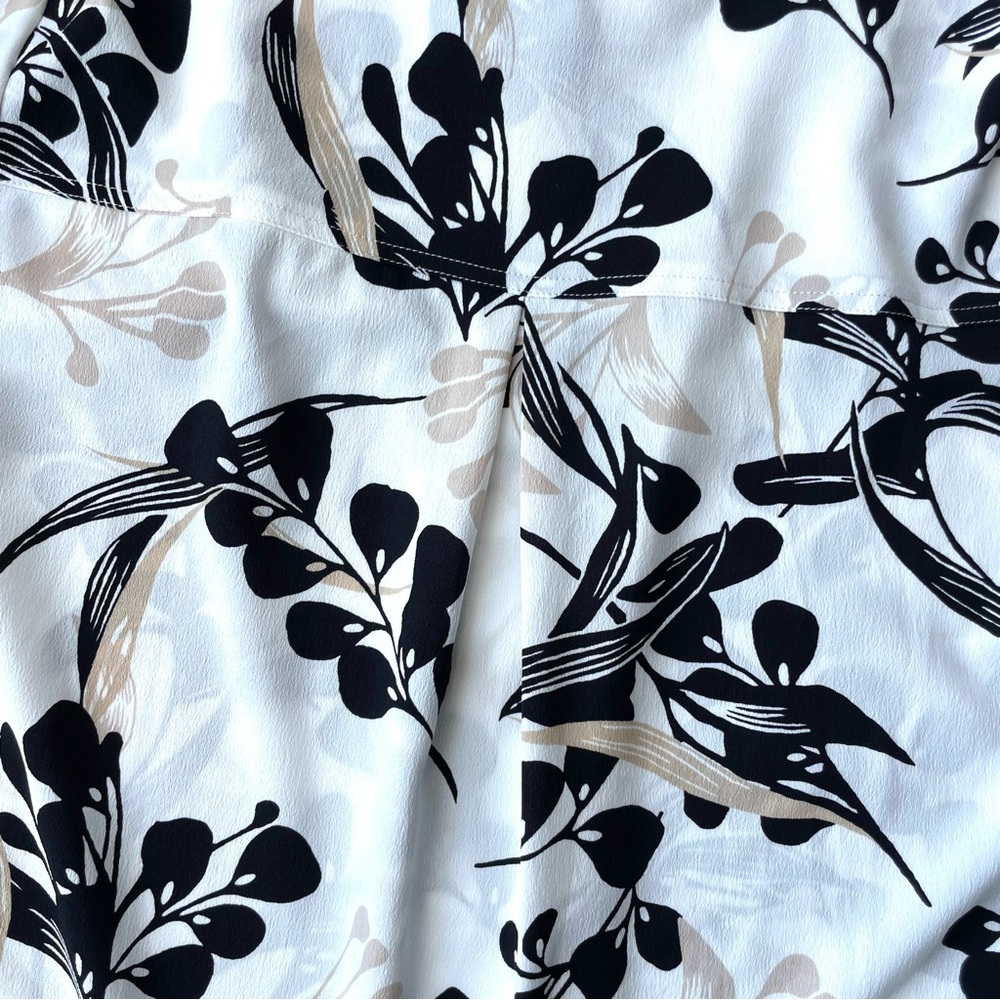 White House Black Market Black and White Floral Blouse Size XS - Picture 9 of 12